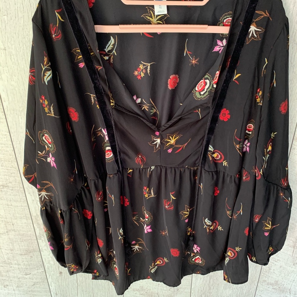3/$20 NWOT Old Navy peasant blouse with tie detail